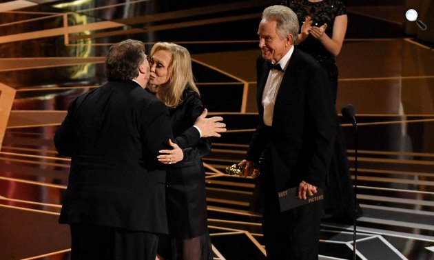 Guillermo del Toro A víz érintése című filmjéért Faye Dunaway és Warren Beatty színészektől vehette át az Oscart, 2018 (Fotó: Rob Latour/REX/Shutterstock/oscar.org) 