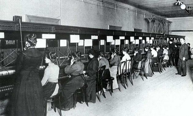 Telefonközpont Pesten, 1890-es évek (Fotó: Volt egyszer egy Magyarország/OSZK)