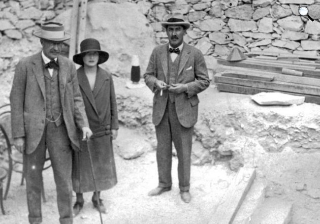 Lord Carnarvon, a lánya, Lady Evelyn Herbert és Howard Carter Tutankhamon fáraó sírjáánál, 1922 (Fotó: Wikimédia)