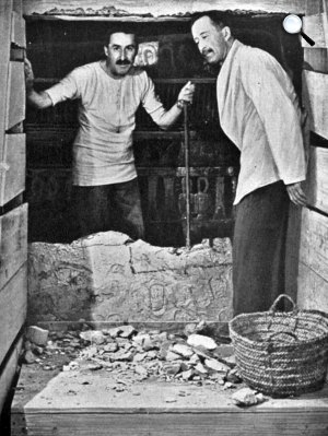 Howard Carter és Lord Carnarvon Tutanhamon fáraó sírjának kapujánál, 1922 (Fotó: openculture.com)