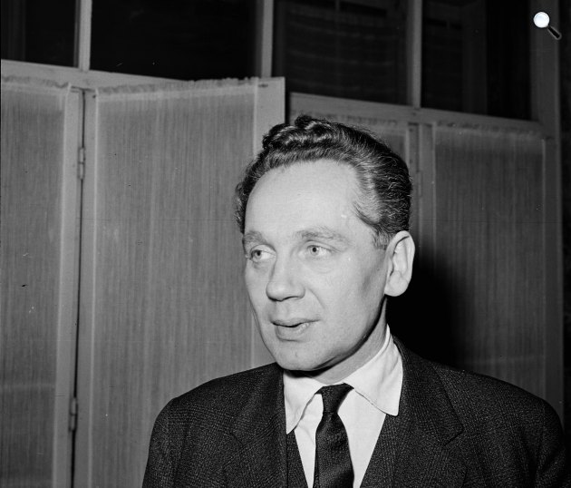 Hubay Miklós (1918-2011) drámaíró, műfordító az Írószövetség székházában, 1965 (Fotó: Fortepan)