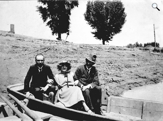 Juhász Gyula, Babits Mihály felesége (Tanner Ilona) és Babits Mihály egy csónakban a Tiszán (Fotó: Móra Ferenc Múzeum)