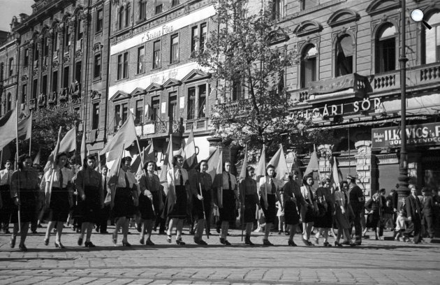 Felvonulás 1946. május 1-jén. József körút, a Blaha Lujza tér felől nézve. (Fotó: Fortepan)