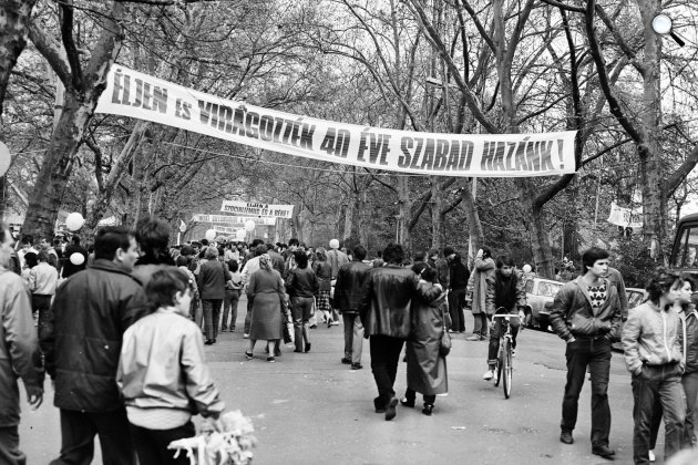Felvonulás 1985. május 1-jén a Városligeti körúton, Budapest (Fotó: Fortepan)
