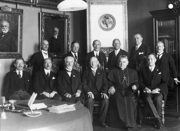 Nemzetközi orvostörténeti kongresszus - Bókay János gyermekgyógyász, egyetemi tanár az első sorban balról a harmadik, 1929 (Fotó: Fortepan)