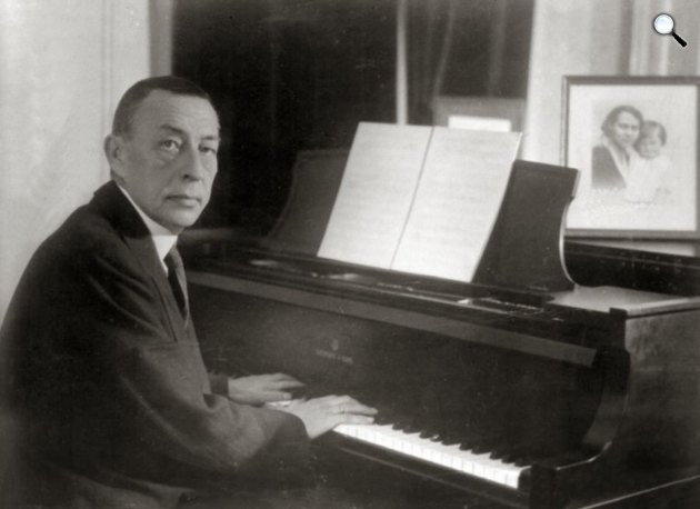 Szergej Rahmanyinov (1873-1943) zongoraművész, zeneszerző a Steinway zongorájánál, 1936 (Fotó: Wikimédia)