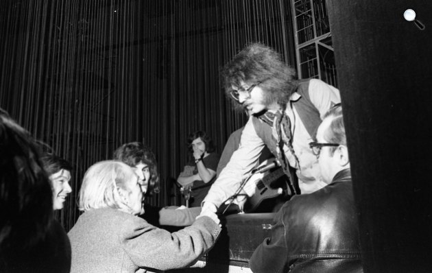 Vígszínház, a Képzelt riport egy amerikai popfesztiválról című musical előadásán Déry Tibor író és Presser Gábor zeneszerző kézfogása. Mögöttük Marton László rendező, Barta Tamás és Somló Tamás zenészek, 1973 (Fotó: Fortepan)