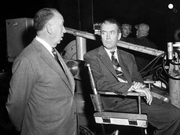 A hátsó ablak forgatásán Alfred Hitchcock és James Stewart,1954 (Fotó: listal.com)