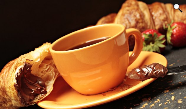 Reggeli, Nutella mogyorókrém, croisson és kávé (Fotó: Pixabay)