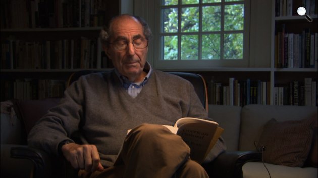 Philip Roth az Amerikai pasztorál c. könyvét olvassa (Fotó: pbs.org)