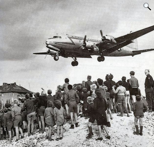 A Tempelhof repülőtéren landoló repülőgép, 1948. június 24. (Fotó: Wikimédia)