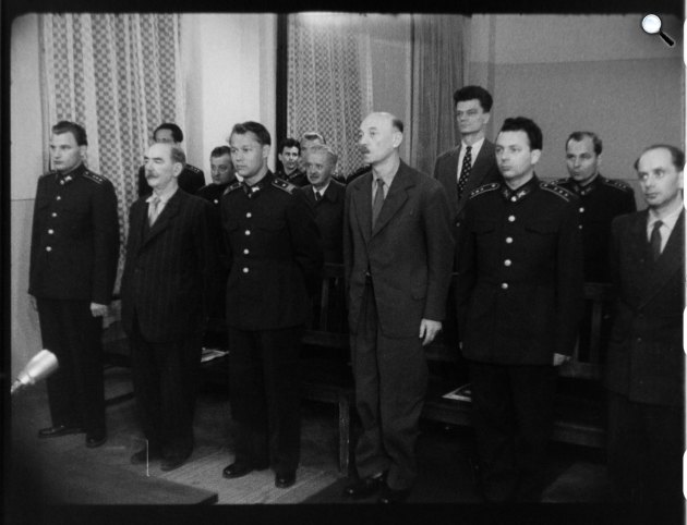Ítélethirdetés a Nagy Imre és társai elleni perben, 1958. Fő utca 70-78., tárgyalóterem a katonai bíróság épületében. (Fotó: Filmkockák a tárgyaláson készült felvételből.