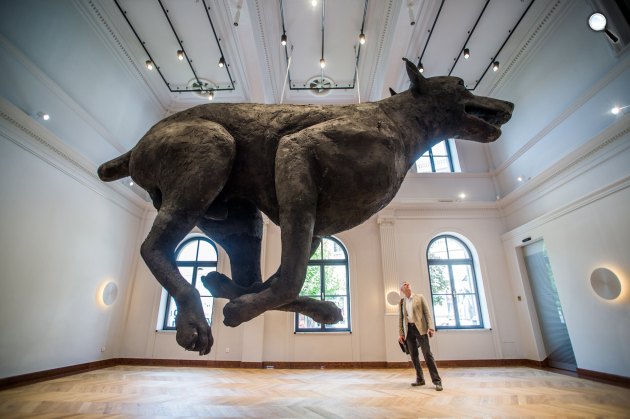 Szőke Gábor Miklós szobrászművész kiállítása a felújított Ybl Budai Kreatív Házban, Ybl Miklós egykori vízházában (MTI Fotó: Balogh Zoltán)