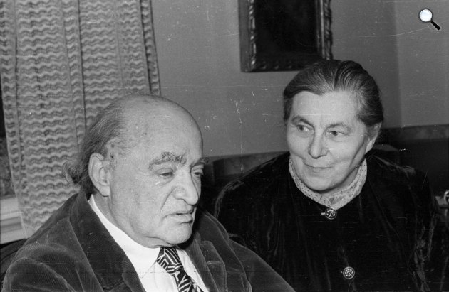 Füst Milán író, költő és felesége otthonukban, 1963 (Fotó: Fortepan)