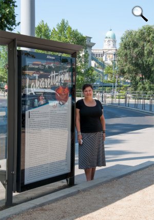 Ecsédi Orsolya a Lakásétterem előtt - JCDecaux (Fotó: Gordon Eszter)