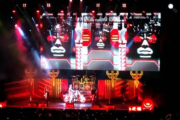 Judas Priest - Rob Halford énekes, Richie Faulkner Andy Sneap gitárosok, Ian Hill basszusgitáros és Scott Travis dobos, Papp László Budapest Sportaréna, 2018 (Fotó: Kibelbeck Mara / cultura.hu)