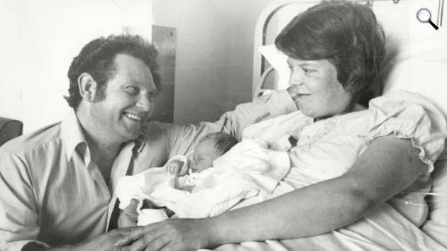 Az első lombikbébi, Louise Joy Brown, 1978. július 2. (Fotó: Wikimédia)