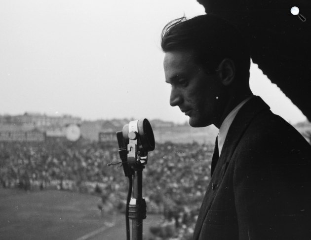Szepesi György sportriporter - Újpest, Megyeri út, UTE pálya, Magyarország - Olaszország (1:1) labdarúgó mérkőzés, 1949 (Fotó: Fortepan)