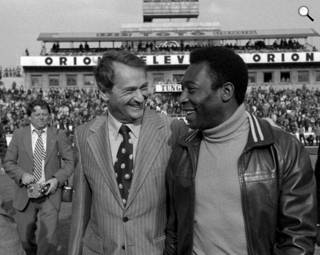 Szepesi György rádiós sportriporter és Pelé focista (Fotó: MTI) 