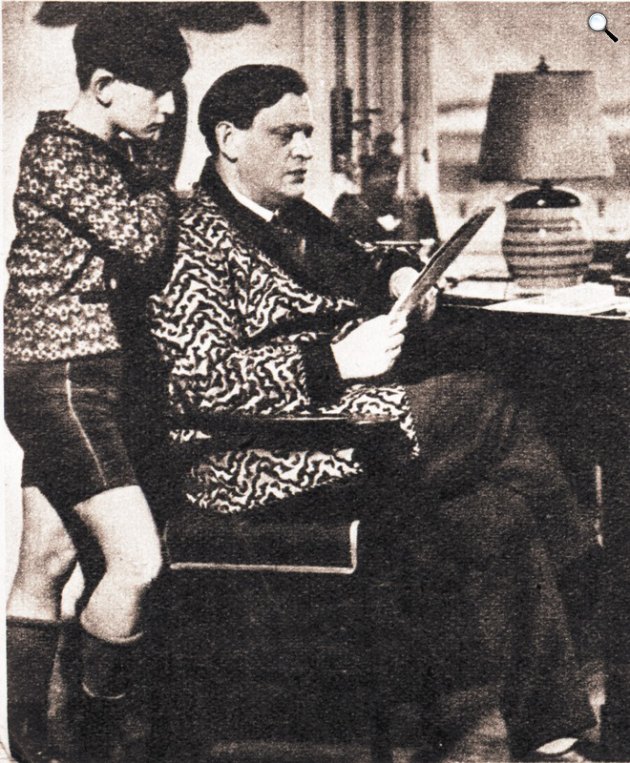 Karinthy Frigyes (1887-1938) fiával, Karinthy Ferenccel (1921-1992) (Fotó: Seidner Zoltán/PIM/europeana.eu)