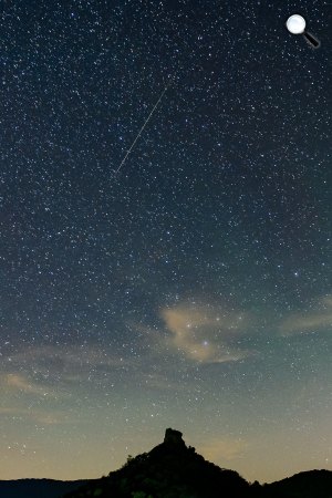 Perseida meteorraj (b), a Mars (k) és a Tejút (j) a felvidéki Gömöralmágy felett, 2018. augusztus 12. (MTI Fotó: Komka Péter)