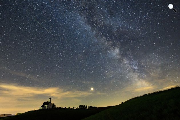 Perseida meteorraj (b), a Mars (k) és a Tejút (j) a felvidéki Gömöralmágy felett, 2018. augusztus 12. (MTI Fotó: Komka Péter)