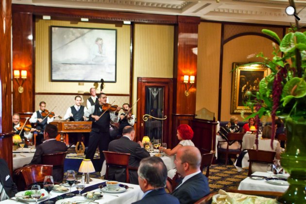 Tradicionális cigány muzsikusok, Gundel étterem, Budapest (Fotó: gundel.hu)
