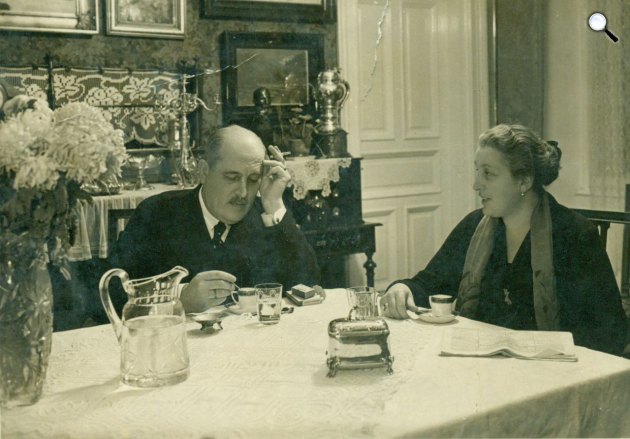 A Gundel házaspár, Gundel Károly és Blasutigh Margit a fehér abroszos asztalnál kávéznak, 1920 (Fotó: MaNDA)