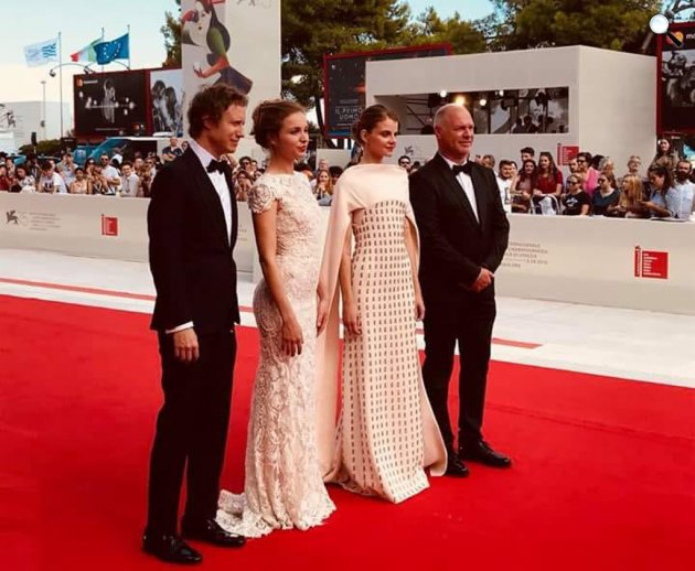 A Velencei Nemzetközi Filmfesztivál vörös szőnyegén - Nemes Jeles László, Dobos Evelin, Jakab Juli, Vlad Ivanov (Fotó: Playtime International / Facebook)
