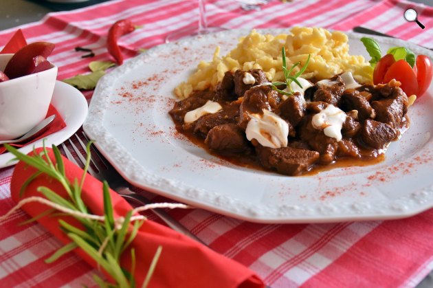 Marhapörkölt, gulyás nokedlivel - főétel (Fotó: Pixabay)