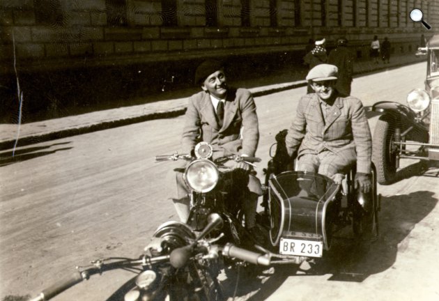 Szent-Györgyi Albert, Nobel-díjas és Kossuth-díjas orvos, biokémikus, jobbra Urbach László motorkerékpár-versenyző, -konstruktör, -kereskedő motorkerékpáron, Budapest, 1938 (Fotó: Fortepan)