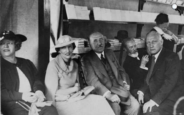 Vízváry Mariska, ismeretlen, Herczeg Ferenc, ismeretlen, Beregi Oszkár és ismeretlen könyvnapon, 1930 (Fotó: PIM)