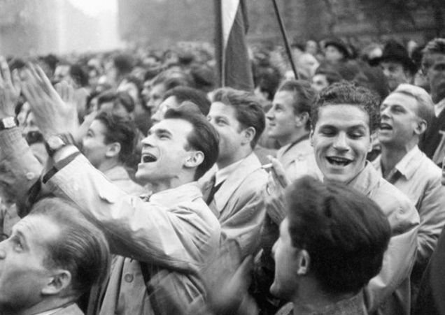 Tüntetők az 1956-os forradalom és szabadságharc ideje alatt, 1956. október 23., Budapest (Fotó: Fortepan)