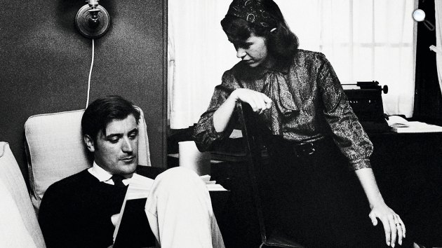 Ted Hughes és Sylvia Plath költőj házasságuk idején (Fotó: Babelio)