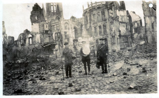 I. világháború - Három brit katona a városháza romjai előtt a Ypres piacterén, 1914. december (Fotó: © Flanders Fields Múzeum)