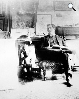 Guillaume Apollinaire költő, író, barátja, Pablo Picasso lakásán, 1910 (Fotó