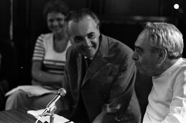 Mándy Iván író és Zelk Zoltán költő rádiófelvételen, Eötvös Klub (korábban és ma Centrál kávéház), 1971 (Fotó: Szalay Zoltán / Fortepan)