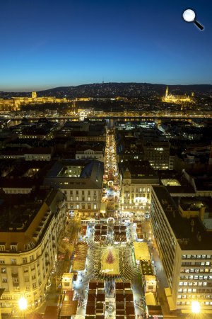  Az Advent Bazilika rendezvény, középen korcsolyapálya a budapesti Szent István téren, A háttérben balról a budai Vár, jobbról a Mátyás-templom. 2018 (MTI/Mohai Balázs)