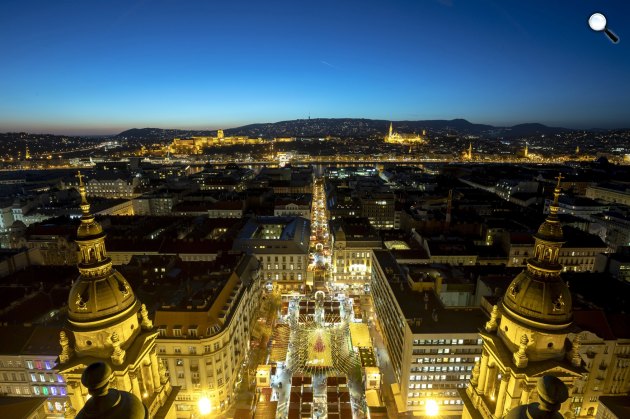  Az Advent Bazilika rendezvény, középen korcsolyapálya a budapesti Szent István téren, A háttérben balról a budai Vár, jobbról a Mátyás-templom. 2018 (MTI/Mohai Balázs)