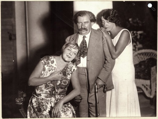Fedák Sári, Móricz Zsigmond, Móriczné Simonyi Mária a Szépasszony kocsisa bemutatóján, 1929 (Fotó: Áldor Dezső/europeana.eu/PIM)