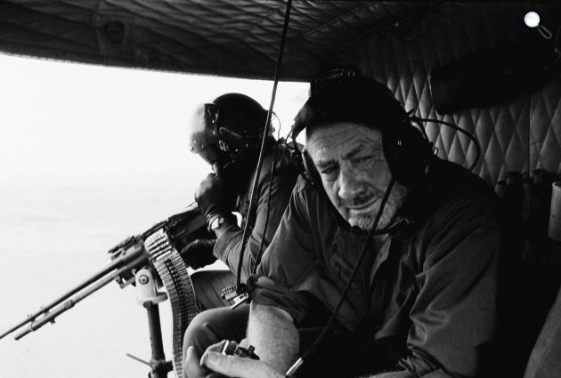 John Steinbeck író a hadsereg helikopterén a közép-vietnámi felvidék felett, Vietnám, 1966 (Fotó: mashable.com) 