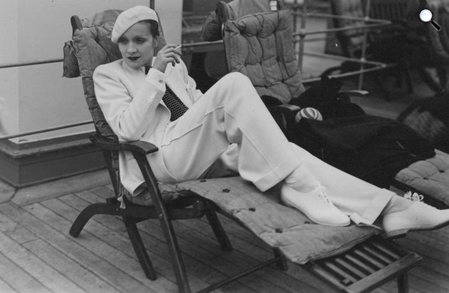 Marlene Dietrich (1901-1992) német színésznő, énekesnő nadrágban, öltönyben, 1933 (Fotó: listal.com)