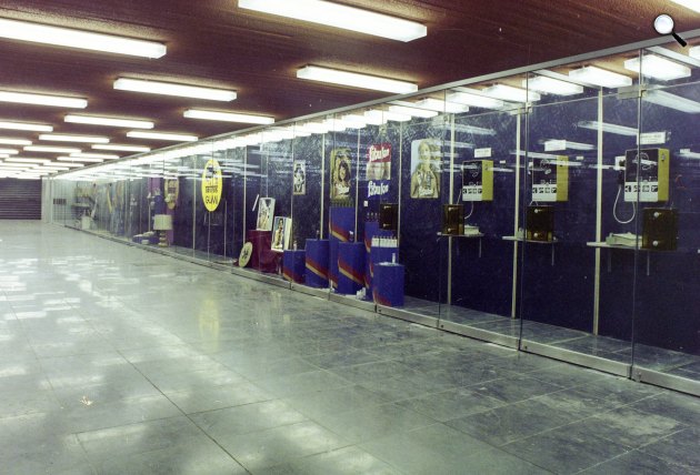 Telefonfülkék reklámokkal a Ferenciek terén (Felszabadulás tér), aluljáró, Budapest, 1976 (Fotó: Unaterv / Fortepan)