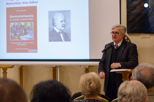 Kiss Gábor kiadóvezető a TINTA Kiadó könyvbemutatóján, 2018 (Fotó: TINTA Kiadó)