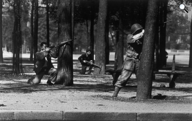 Robert Capa: Francia katonák és civil ellenállók harcolnak a 2. világháborúban, 1944 (Fotó: Robert Capa / ICP Museum)
