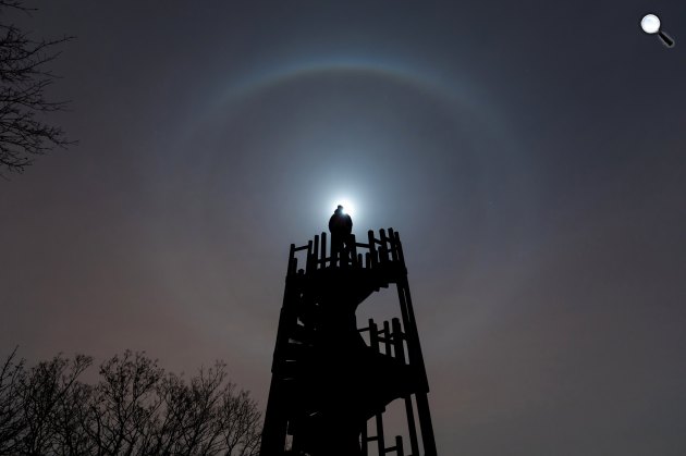 Halojelenség - gyűrű alakú fényjelenség látszik a Hold körül Budapesten, a Makovecz Imre-kilátó felett a Kis-Hárs-hegyen fotózva, 2019. január 21-én. (Fotó: MTI/Mohai Balázs)