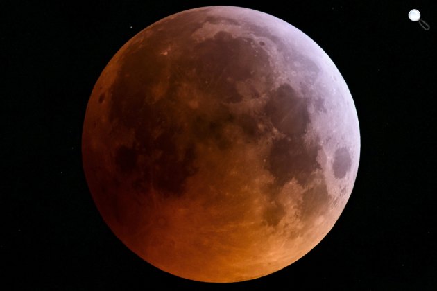 Holdfogyatkozás - Salgótarján Rónafalu városrészéből fotózva 2019. január 21-én (Fotó: MTI/Komka Péter)