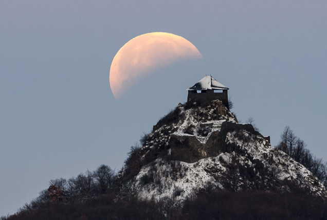 Holdfogyatkozás a salgói vár felett - Salgótarján Rónafalu városrészéből fotózva 2019. január 21-én. (Fotó: MTI/Komka Péter)