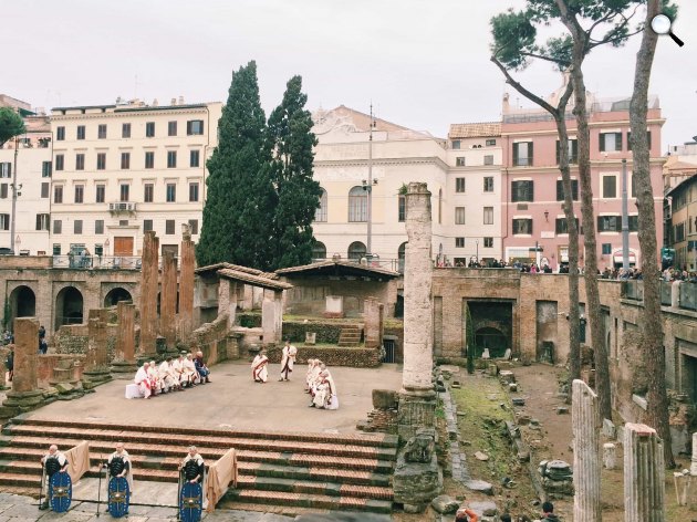 Julius Caesar gyilkosságának oszlopos előcsarnok helyszínén előadást tartanak (Fotó: Milestone Rome)