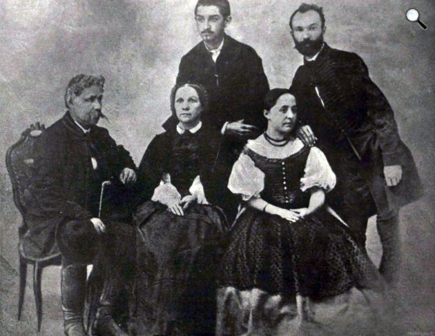 Az Arany család - Arany mellett ül neje, Juliska leánya, mögöttük állanak Arany László és Széll Kálmán esperes, Arany Juliska vőlegénye, 1863 (Fotó: Vasárnapi Ujság/OSZK)